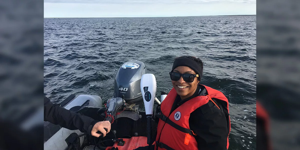 Danielle Once dans un bateau à moteur en pleine eau