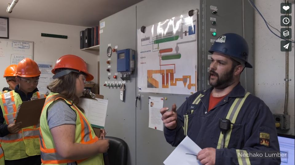 Un homme qui mène une conversation d'éducation frestière