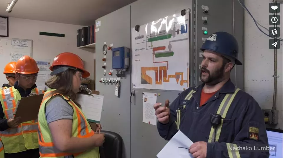 Un homme qui mène une conversation d'éducation frestière