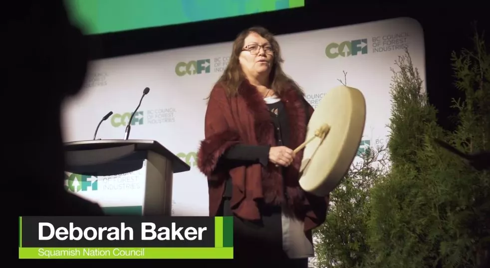 Une femme qui tien un tambourin 