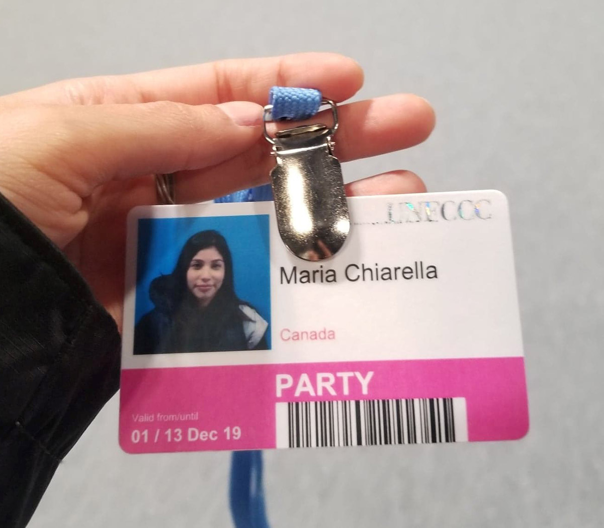 Un badge montrant la photo de Maria, son nom et son niveau d'accès