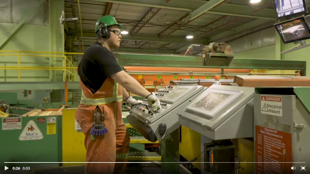 Un travailleur qui opère de la machinerie forestière