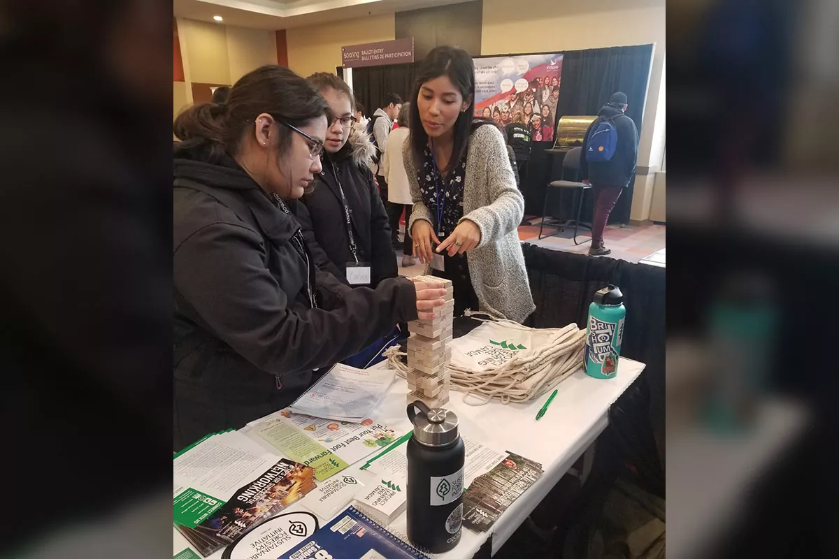 Nous avons mis les jeunes au défi de jouer à un jeu spécial de Jenga où chaque morceau de bois avait un fait intéressant lié à la forêt.
