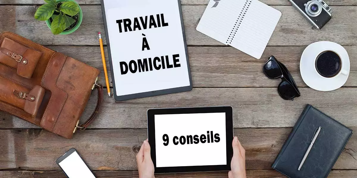 des objets de bureau éparpillés sur une table