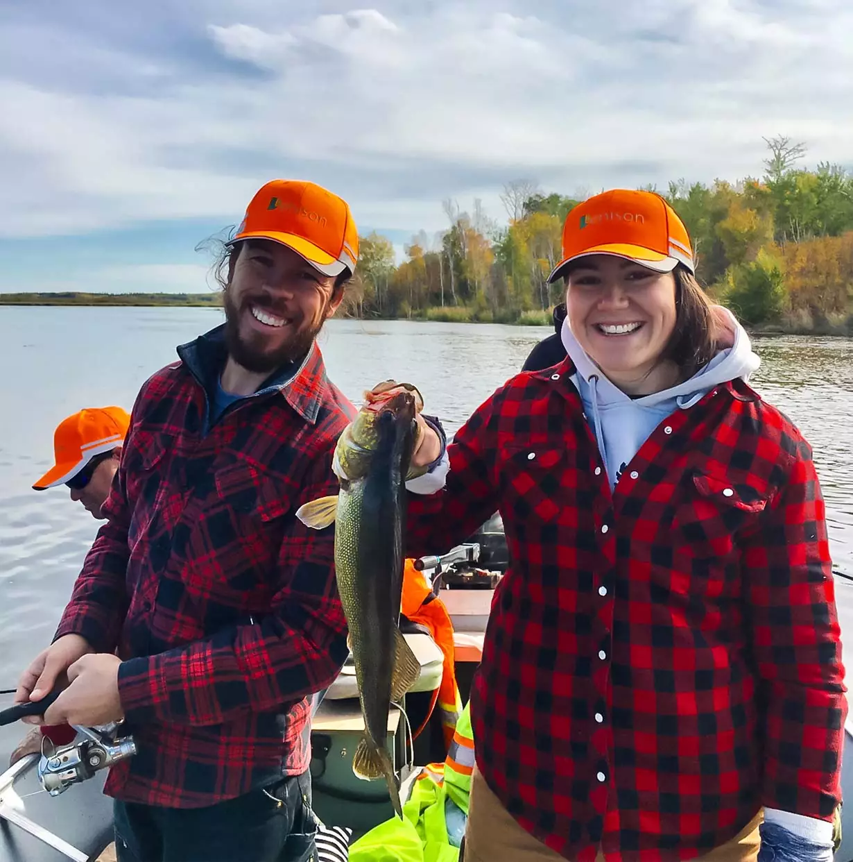Paul Robitaille, à gauche et portant une veste à carreaux