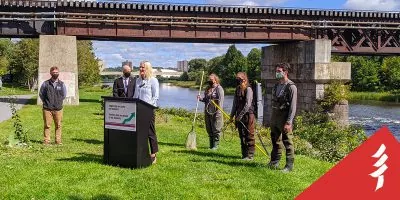 Minister Catherine McKenna announces PLT Canada's new funding. Behind her stand three students, PLT Canada's Green Jobs manager Zac Wagman and Carleton University’s President and Vice-Chancellor Benoit-Antoine Bacon.