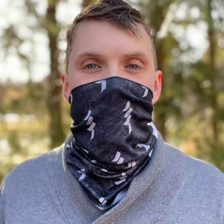jeune homme portant le bandeau multifonction d'APLA Canada